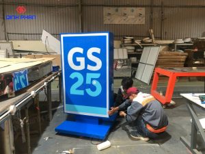 Bảng hiệu in uv logo hộp đèn chữ nhật