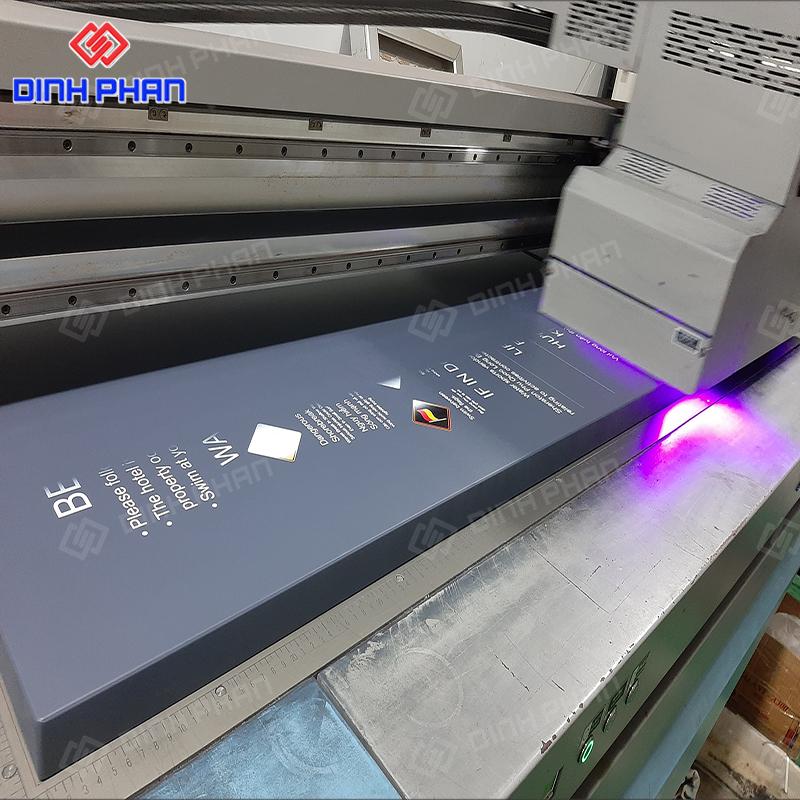 Máy in UV lên vật liệu kính tại Đinh Phan