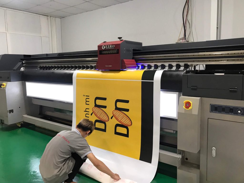 in uv cuộn tiệm bánh mì