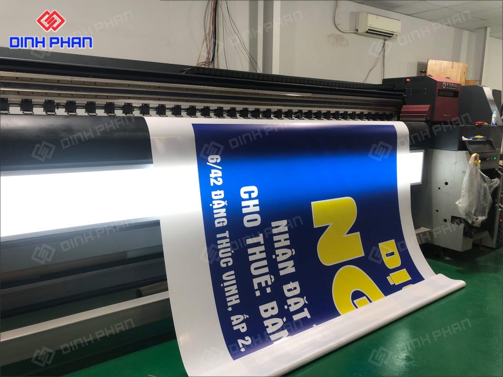 in uv cuộn trên bạt