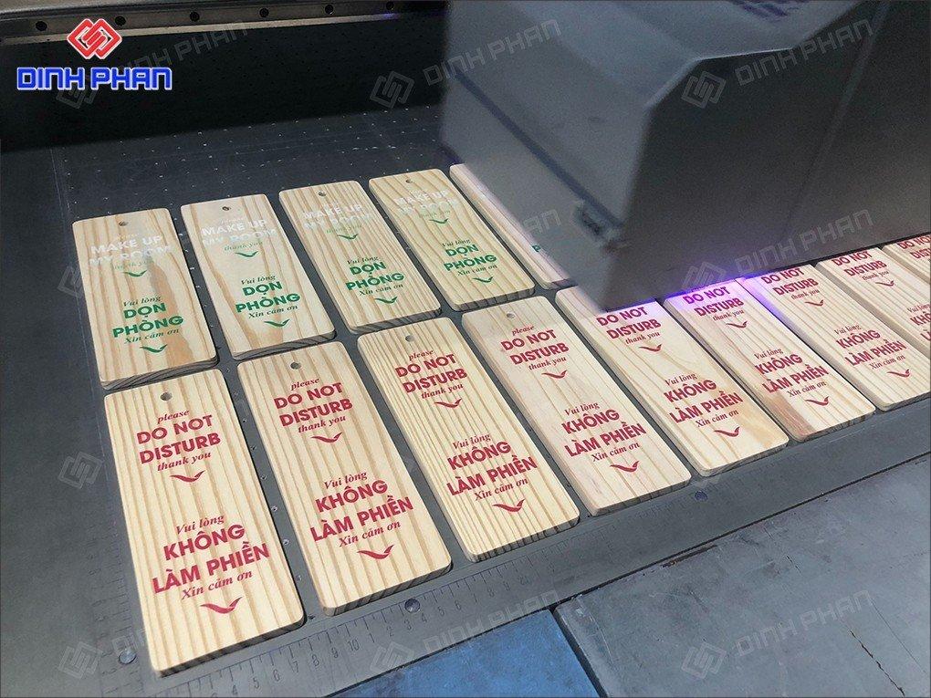 in uv gỗ biển chỉ dẫn
